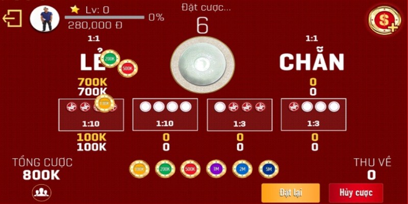 Ván đấu diễn ra với bộ dụng cụ quen thuộc: bát, đĩa và xúc xắc